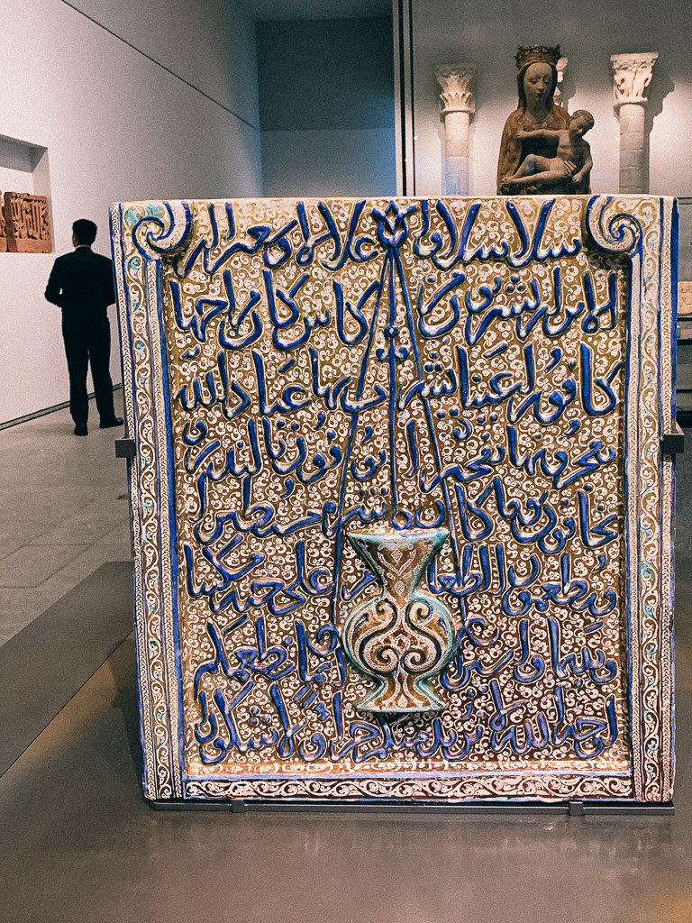 Fragment of a plaque in the form of a mihrab
Central Asia 1250-1350, H. 60cm, w. 62cm; moulded lustreware, Musée du Louvre 