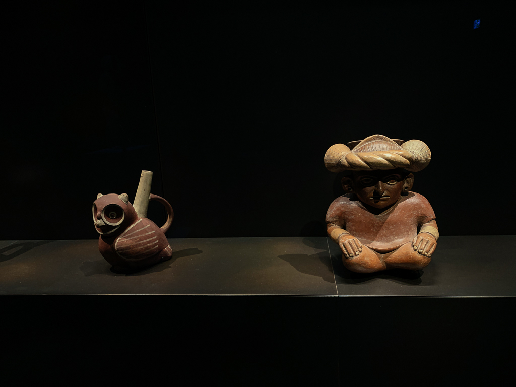 Vessel in the form of a cross-legged man
Peru 100-700, H. 29 cm; painted ceramic, Musée du quai Branly - Jacques Chirac